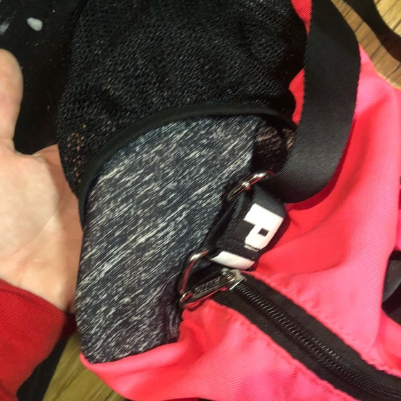 🚫TRADED🚫 NWOT PINK duffel bag - Picture 3 of 3